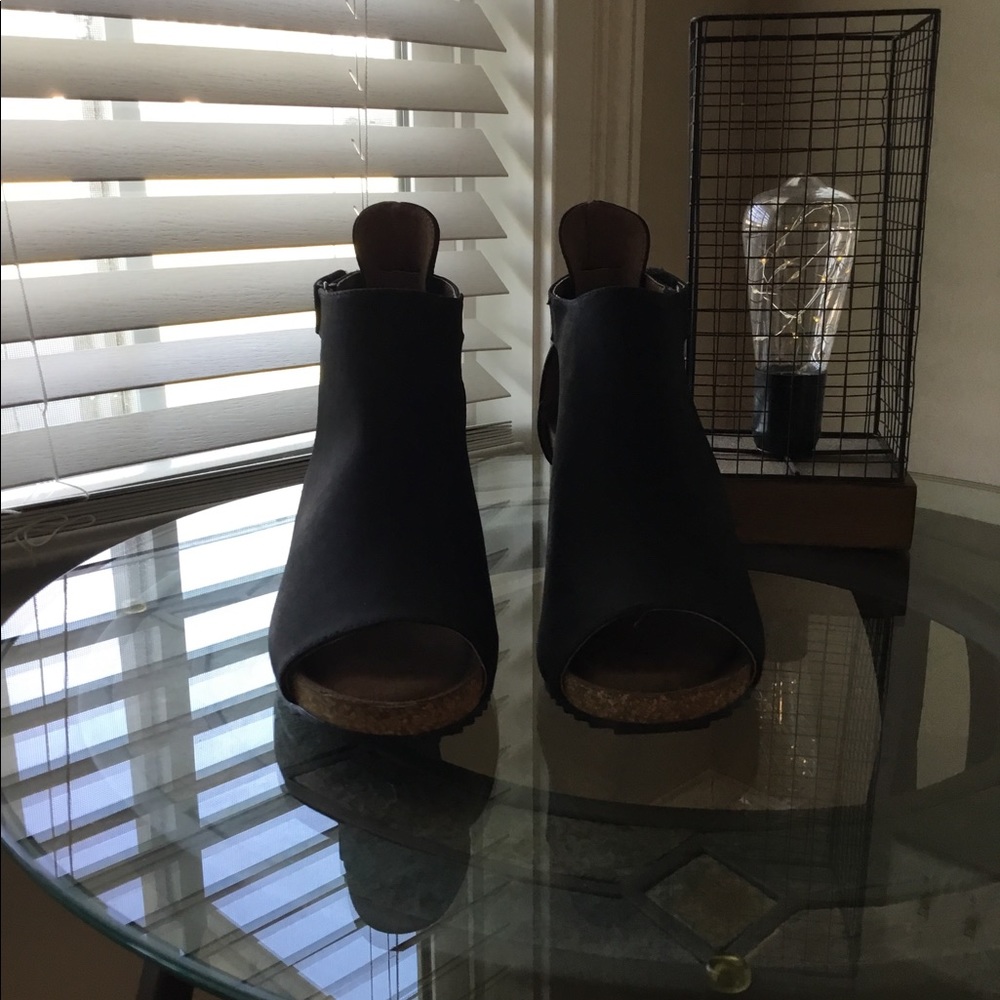 Boutique by Corkys Sunburst Wedge size 8 NWOB